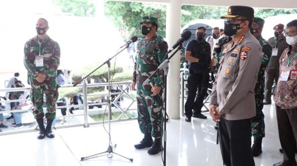 Panglima TNI Marsekal Hadi Tjahjanto di Sulteng-1 Panglima TNI Marsekal Hadi Tjahjanto meninjau pelaksanaan vaksinasi Covid-19 di Palu, Sulawesi Tengah (Sulteng), Jumat (3/9/2021)