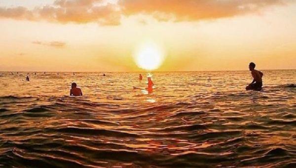 Pantai Pandan di Tapanuli Tengah memiliki udara yang sejuk dan bersih, serta memiliki pemandangan alam yang indah berupa pegunungan. (Foto: Instagram/@Pantai_Pandan)