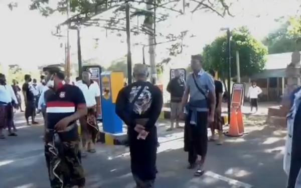 Ratusan warga Desa Serangan, Denpasar menolak portal parkir di desa mereka, Kamis (2/9/2021). (Foto: iNews/Indira Arri)