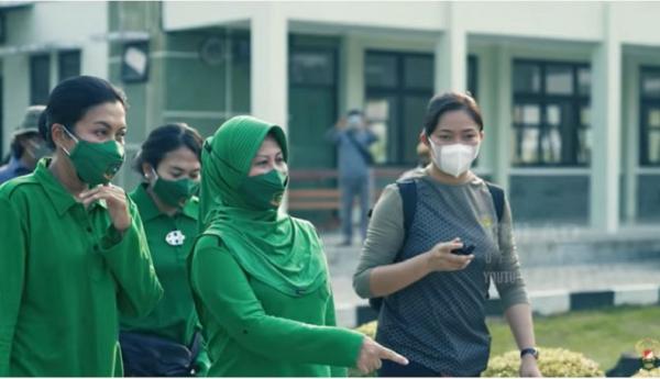 Ajudan atau ADC Ibu Pangdam II/Sriwijaya Serda (K) Intan Indah Lestari mengawal Ketua Persit KCK Pangdam II Sriwijaya, Shinta Agus Suhardi. (Foto akun Youtube TNI AD).