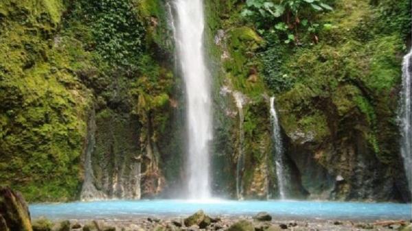 Lokasi wisata Air Terjun Telaga Dwi Warna yang berada di dalam hutan Sibolangit. (foto: Instagram/@anggalybaz