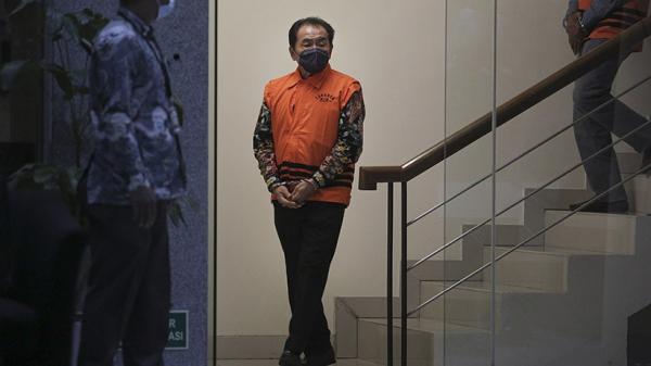 Bupati Banjarnegara Budhi Sarwono mengenakan rompi tahanan dengan tangan diborgol usai menjalani pemeriksaan di Gedung KPK. (Foto: ANTARA FOTO/Dhemas Reviyanto/aww)