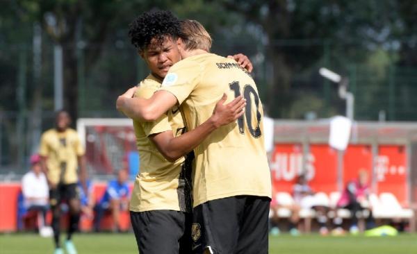 Bagus Kahfi Utrecht Bagus Kahfi tampil menawan saat tim Utrecht U23 melakoni laga uji coba La Louviere Centre. Bagus cetak 2 gol di laga tersebut. (foto: Twitter/FC Utrecht)