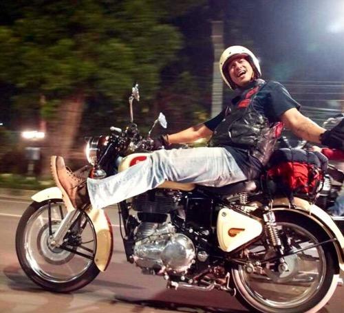 Bucek Deep Bucek Deep bersama sepeda motor kesayangannya.