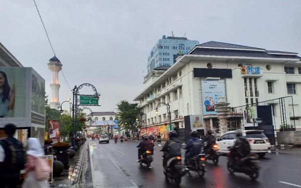 GEDUNG PLN UID JABAR Gedung PLN UID Jabar, Jalan Asia Afrika, Kota Bandung. Di dalam kompleks gedung itu terdapat Sumur Bandung yang melegenda. (Foto: Agus Warsudi)