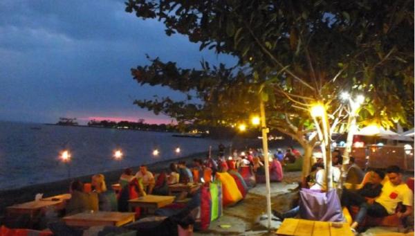 Jo-Je Beach Bar salah satu restoran yang bisa makan langsung di atas pasir pantai. (Foto: Jo-Je Beach Bar)