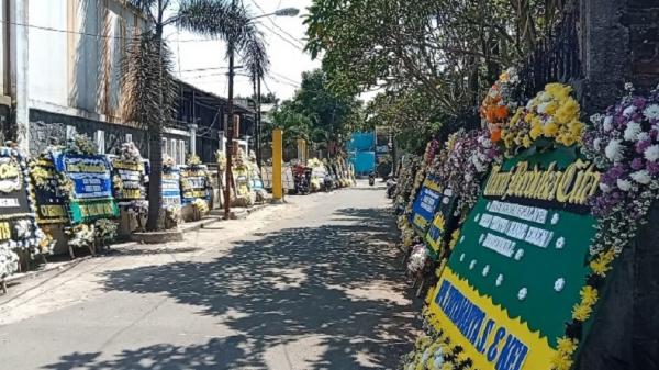 Puluhan karangan bunga membanjiri rumah duka Ebenz Burgerkill di Jalan Gumuruh. (Foto: AGUNG BAKTI SARASA)