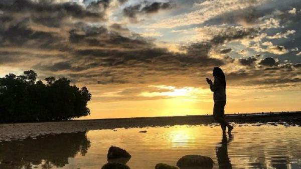 Lokasi wisata kolam susuk mempunyai perairan dengan air berwarna putih karena tanah di bagian dasar berwarna putih di Belu, NTT. (Foto: Instagram/@astrilorma)