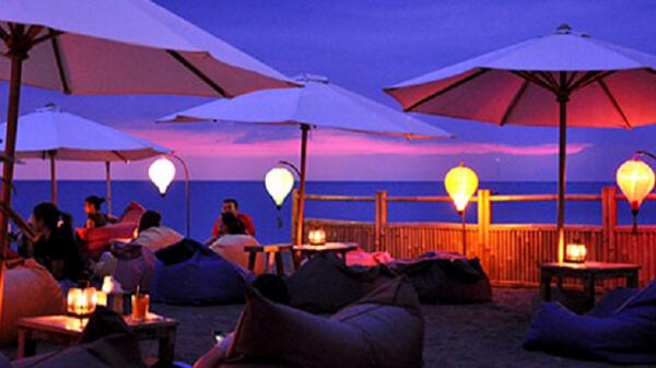 La Chill Bar salah satu restoran di Lombok yang harus dikunjungi. Tempat ini berkonsep warna-warni di tepi pantai. (Foto: La Chill Bar)