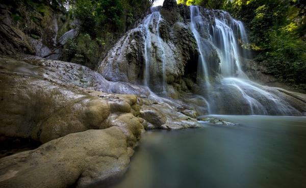 Air terjun di bibir Pantai Pelang Trenggalek menjadi daya tarik wisatwan. (vitittrenggelak.)