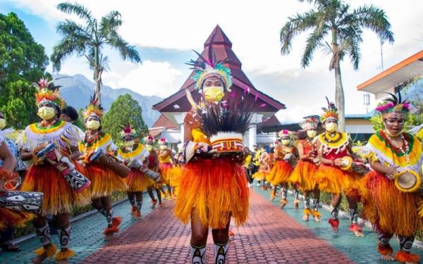 Penyambutan dilakukan untuk Menko Airlangga Hartarto yang hendak meninjau Stadion Lukas Enembe, Sabtu (4/9/2021). (Foto: Humas Menko RI)