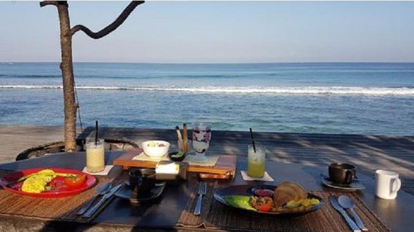 Quali Restaurant merupakan salah satu tempat makan di Lombok yang cocok untuk menikmati pemandangan pantai dengan angin yang membuat suasana menjadi sejuk. (Foto: Istimewa)