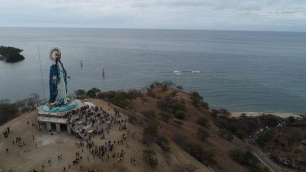 Lokasi wisata Teluk Gurita merupakan perpaduan antara perairan teluk yang jernih dan tenang serta perbukitan hijau. (foto: Pemkab Belu)
