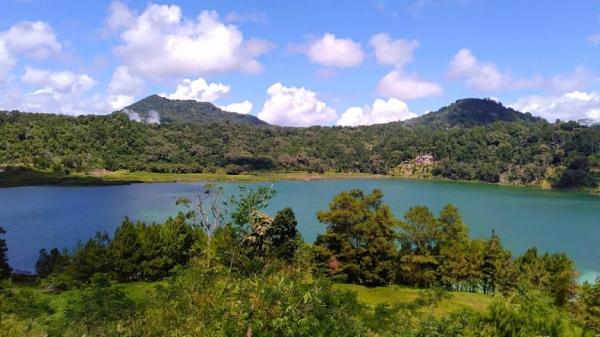 Tempat wisata Tomohon Danau Linow. (Foto: Instagram/miyosiariefiansyah).