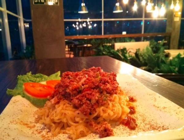 Kadieu Bar menjadi salah satu tempat makan di Pelabuhan Ratu, Sukabumi yang bisa dijadikan tempat beristirahat. (Foto: Instagram)