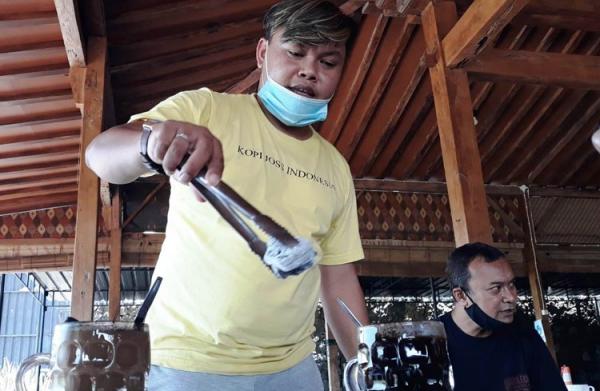 Kopi Ampirono memiliki menu andalan kopi joss dengan bara arang dicelupkan ke dalam cangkir. (Foto: iNews.id/Kuntadi)