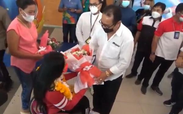 Ni Nengah Widiasih disambut kalungan bunga setibanya di Bali. (Foto: iNews/Aris Wiyanto)