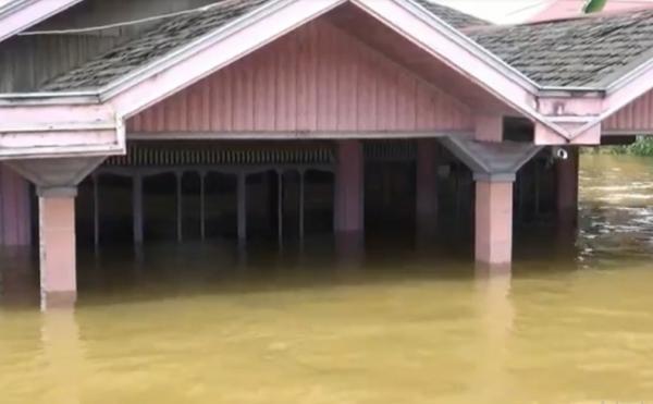 Banjir di Katingan, Kalimantan Tengah nyaris tenggelamkan rumah warga. (Foto: iNews/Ade Sata)