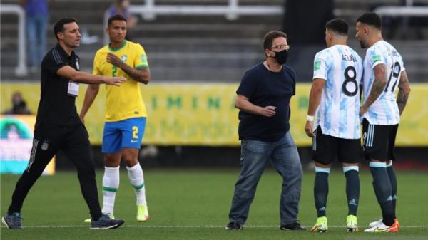 Dua pemain Argentina Nicolas Otamendi, Marcos Acuna sedang berbicara dengan seorang anggota otoritas kesehatan Brazil dalam pertandingan kualifikasi Piala Dunia 2022 zona Amerika selatan. REUTERS/AMANDA PEROBELLI