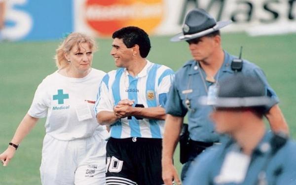 Diego Maradona digiring petugas kesehatan dan polisi seusai membela Argentina ketika melawan Nigeria di Piala Dunia 1994. (Foto: Wikimedia Commons/El Grafico)