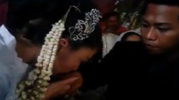 Pengantin wanita asal Jepang, Yuriko Akagawa mencium tangan suaminya Maufur seusai akad nikah dinyatakan sah. (Foto: tangkapan layar)