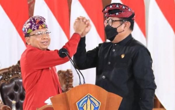 Gubernur Bali Wayan Koster dan Wakil Gubernur Tjokorda Oka Artha Ardhana memakai Udeng. (Foto: Pemprov Bali)