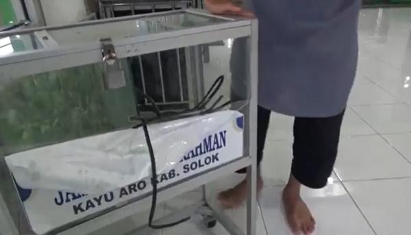 Kotak amal Masjid Raya Ikhlas Arahman dipecah dan dikuras isinya. (Foto: iNews/Budi Sunandar)