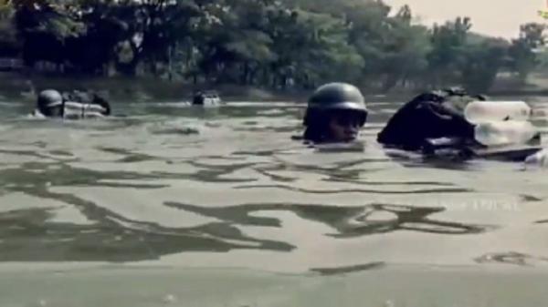 Marinir Berenang Dok Tnial Koprs Marinir TNI AL. (Foto: Istimewa).