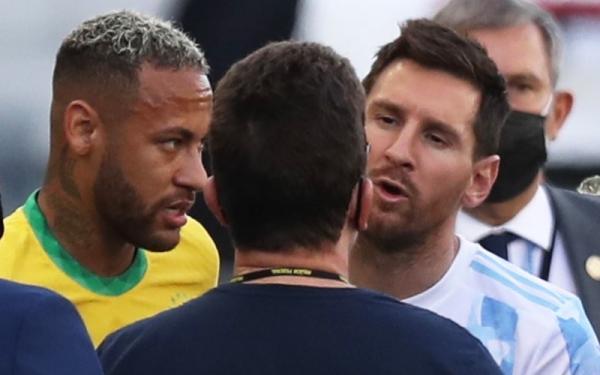 Striker Brasil Neymar menyaksikan megabintang Argentina Lionel Messi melakukan protes ketika laga antara keduanya dihentikan oleh petugas kesehatan Brasil di Stadion Corinthians, Senin (6/9/2021). (Foto: REUTERS/Amanda Perobelli)