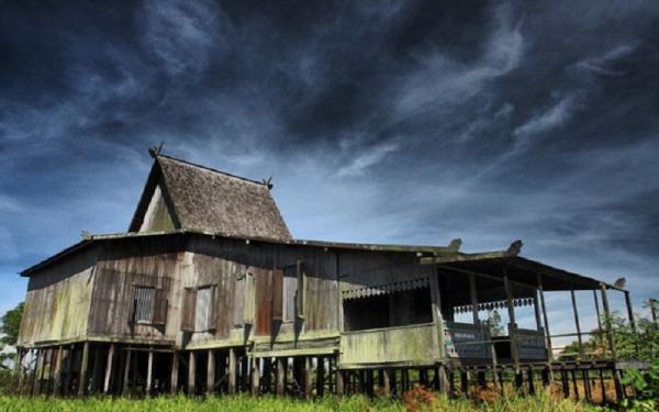 Rumah Bubungan Tinggi Rumah Bubungan Tinggi (Foto: Dok Kemendikbud)
