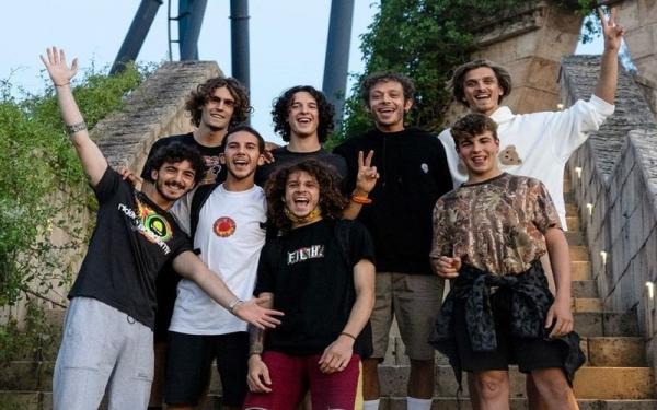 Valentino Rossi dan pembalap Akademi VR46 berlibur di taman hiburan. (Foto: Instagram/@vr46ridersacademyofficial)