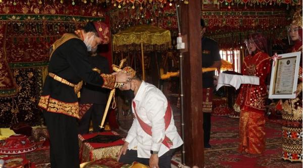 Pelaku mengenakan helm merah ditangkap warga. (Foto: Ist)