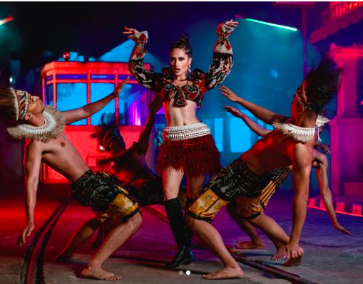 Cinta Laura1 Cinta Laura pamer potret seksinya mengenakan busana bernuansa etnik. (Foto: instagram)