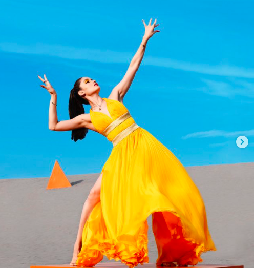 Cinta Laura2 Cinta Laura pamer potret seksinya mengenakan busana bernuansa etnik. (Foto: instagram)