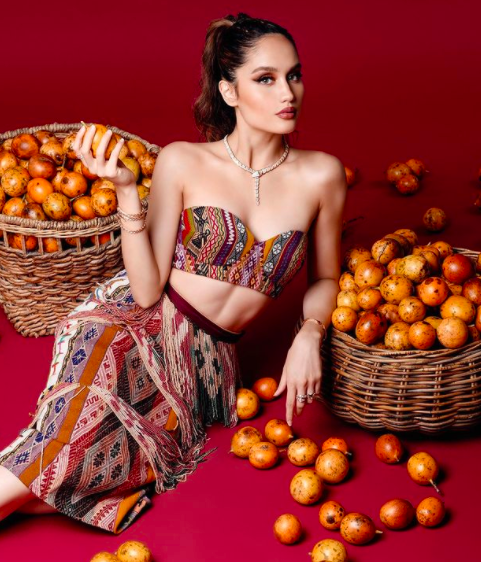 Cinta Laura5 Cinta Laura pamer potret seksinya mengenakan busana bernuansa etnik. (Foto: instagram)