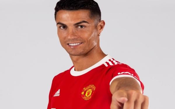 Cristiano Ronaldo mengenakan jersey klub barunya Mancheser United. (Foto: Twitter/@ManUtd)