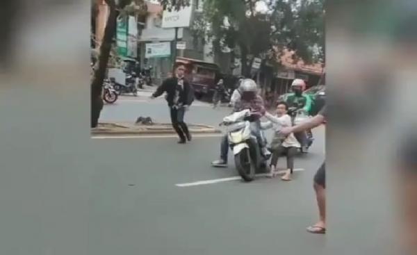 Warga mengejar debt collector yang mengambil paksa motor ojol di Kebon Jeruk, Jakarta Barat. (Foto: Instagram @updateinfojakarta)