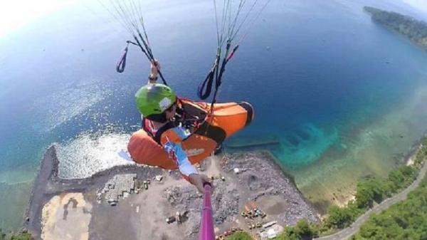 Tempat wisata Manado skyline sangat cocok bagi para pecinta paralayang untuk mengunjunginya. (foto: Instagram)