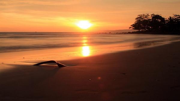 Pantai Pelabuhan Ratu di Kabupaten Sukabumi. (Foto: Istimewa)