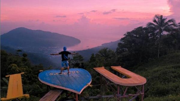 Puncak lose (pusunge tahuna) merupakan kawasan pegunungan yang mengitari kota Tomohon dengan pemandangan menakjubkan. (foto: Instagram)