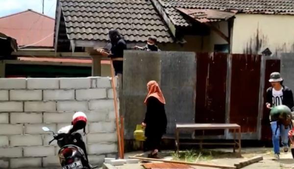 Rumah ditembok1 Tujuh kepala keluarga di Balikpapan terisolasi oleh tembok setinggi 2 meter. (Foto: iNews/Mukmin Aziz)