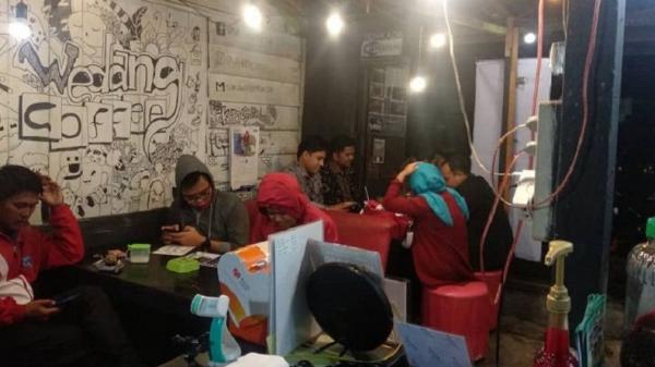 Wedang Coffe Sidikalang yang berlokasi di Jalan Saroha, sangat cocok untuk nongkrong bersama teman. (Foto: Facebook)