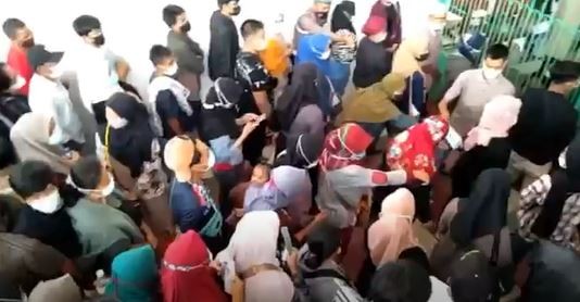 Serbuan vaksinasi Merdeka yang digelar Polresta Bandarlampung terpaksa dibubarkan lantaran memicu kerumunan massa. (Foto: MNC Portal/Andres Afandi)