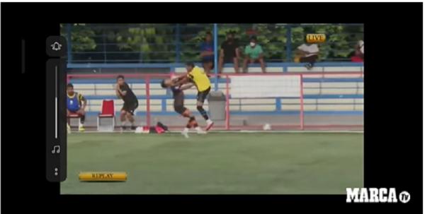 Pemain AHHA FC Syaiful Indra Cahya tertangkap kamera mengeluarkan tendangan kungfu. Insiden itu disorot media ternama Spanyol Marca (foto: Screenshot video)