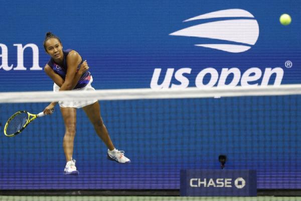 Annie Fernandez buat kejutan di AS Terbuka Petenis berusia 19 tahun, Leylah Annie Fernandez membuat kejutan dengan lolos ke semifinal Amerika Serikat Terbuka 2021. Dia mengalahkan petenis unggulan. (foto: REUTERS)