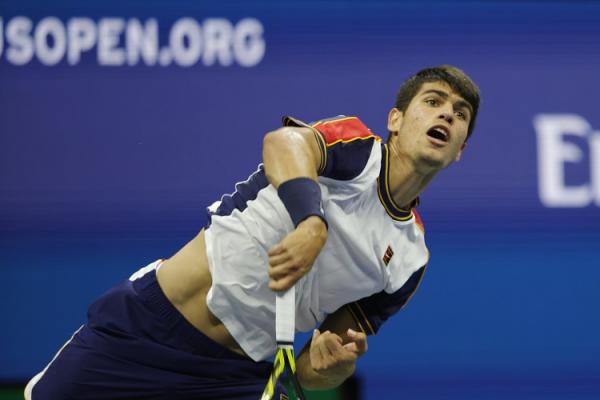 Carlos Alcaraz Petenis muda asal Spanyol, Carlos Alcaraz harus mengubur mimpi lolos ke semifinal Amerika Serikat Terbuka 2021. Alcaraz mengalami cedera kaki. (foto: REUTERS)