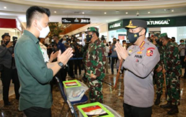 Kapolri Jenderal Pol Listyo Sigit Prabowo meninjau vaksinasi Covid-19 di Ayani Mega Mall, Rabu (8/9/2021). (Foto: Ist)