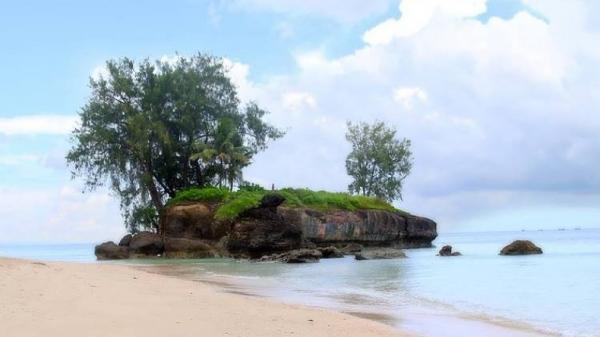 Pantai Batu Kora merupakan pantai berpasir putih dengan batu karang yang unik dan bersejarah di Kepulauan Aru. (Foto: Twitter)