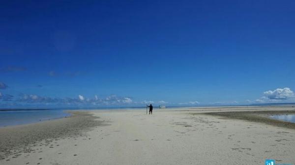 Pantai Desa Salarem merupakan tempat wisata di Kepulauan Aru dengan pemandangan memesona dan hamparan pasir putih. (Foto: Istimewa)