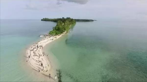 Pantai Rani destinasi wisata di ujung salah satu pulau yang ada di Kepualauan Aru. (Foto: Istimewa)